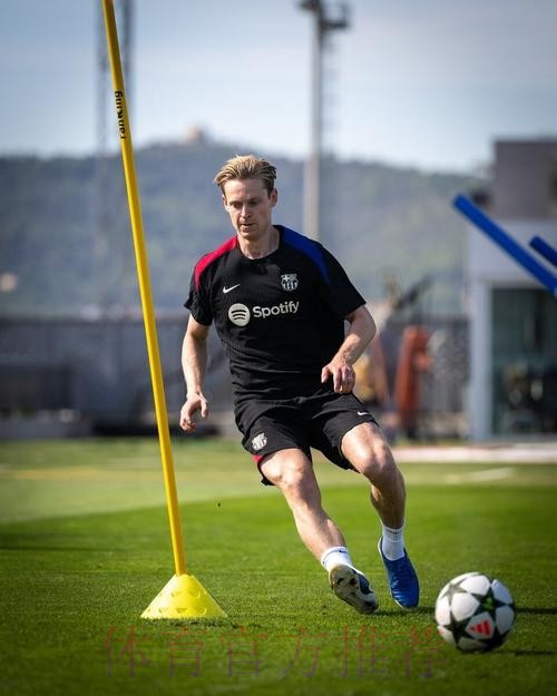 德容因肠胃炎缺席训练 但有望赶上国家德比